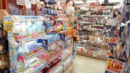 去日本買(mǎi)買(mǎi)買(mǎi)？來(lái)大阪這家一站買(mǎi)齊所有護(hù)膚藥妝好物，價(jià)格已貼心標(biāo)注